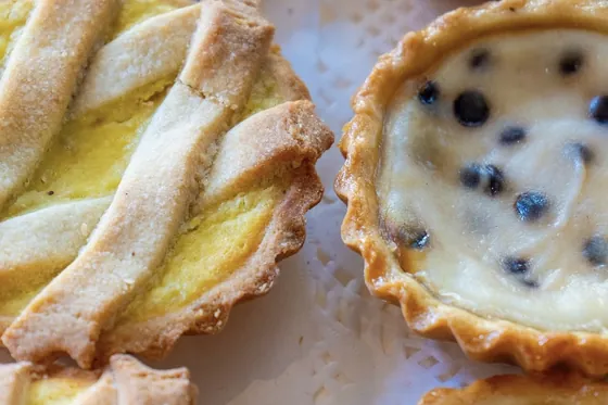 Crostatine di ricotta e visciole appena sfornate