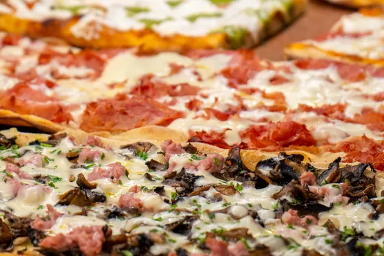 Tranci di pizza alla pala sul banco