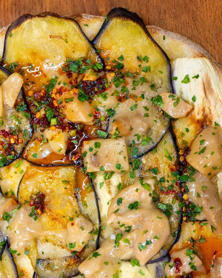 Pizza alla pala con melanzane, crema e peperoncino