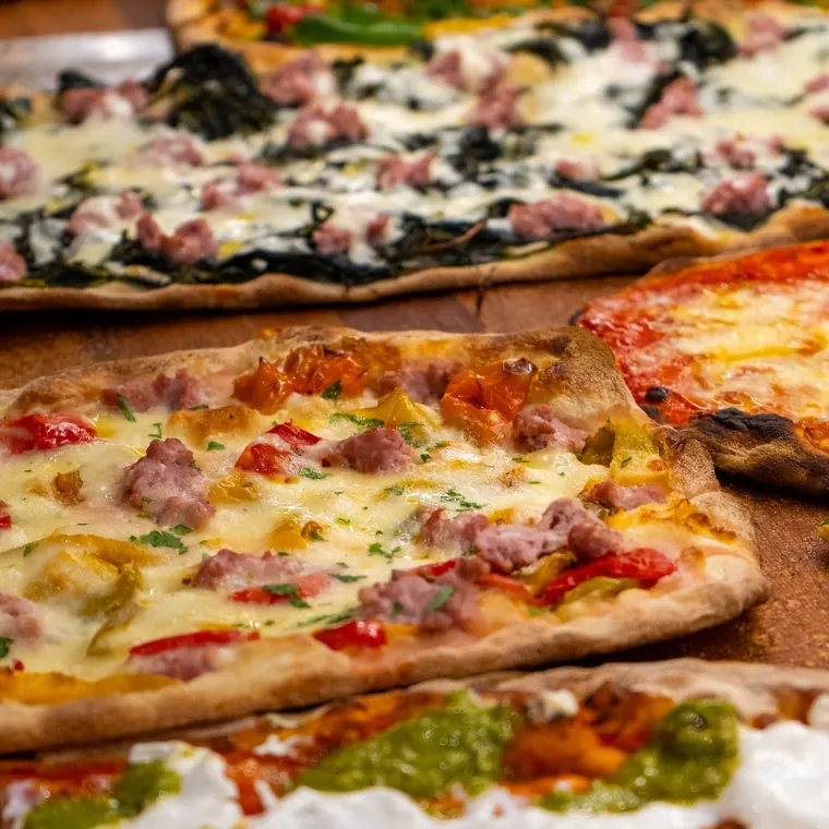 Tranci di pizza in fila sul banco