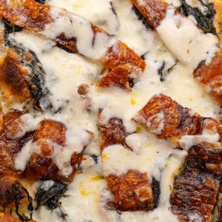 Pizza con salsiccia e verdure