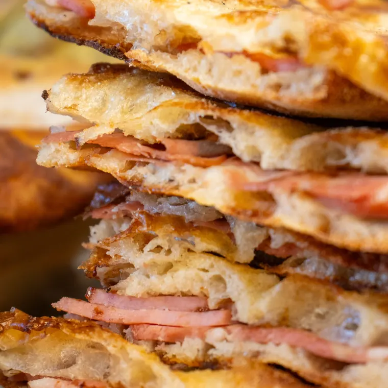 Pizze farcite impilate