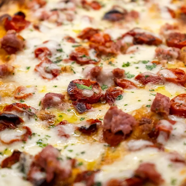 Pizza con salumi e verdure