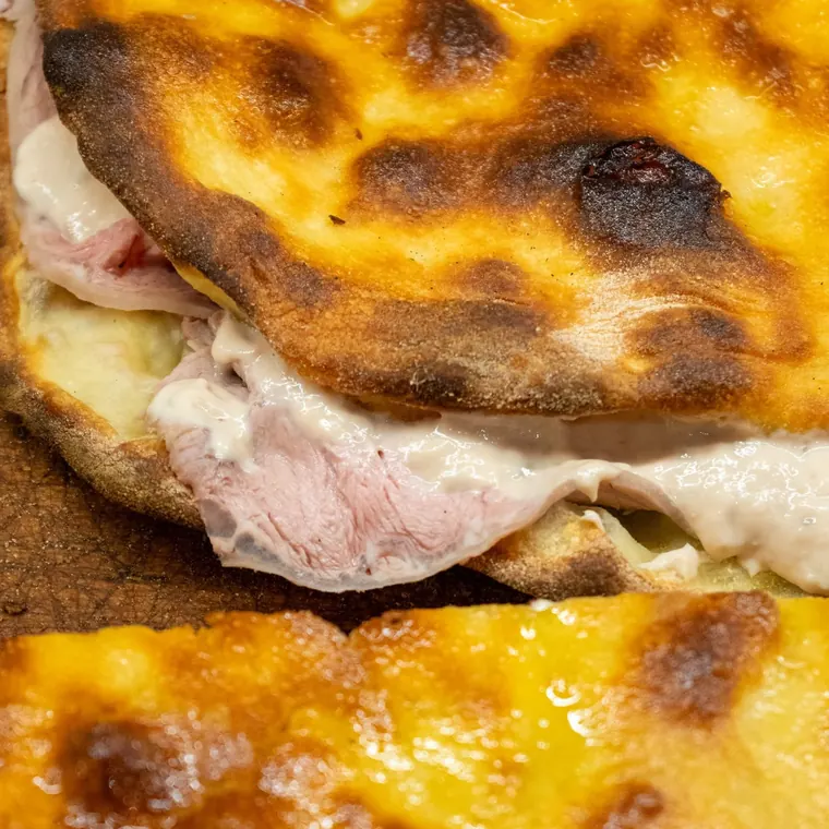 Pizza ripiena appena tagliata