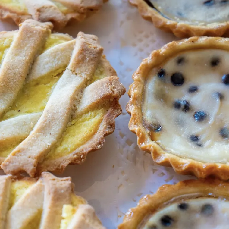 Crostatine di ricotta e visciole appena sfornate